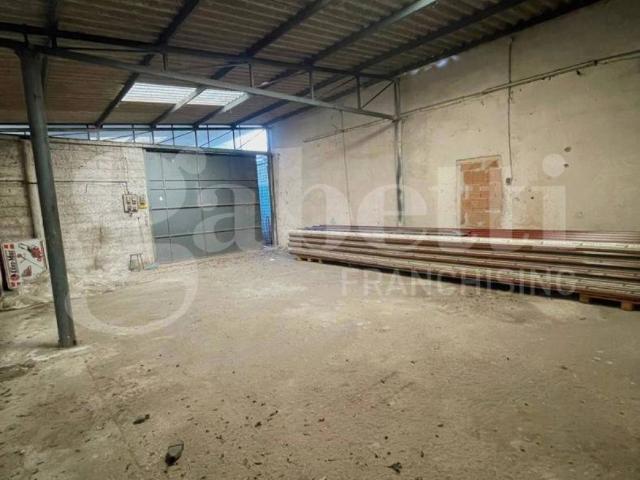 Locale Commerciale in affitto a Bellona, Campania