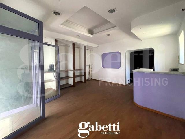 Locale Commerciale in affitto a Bellona, Campania