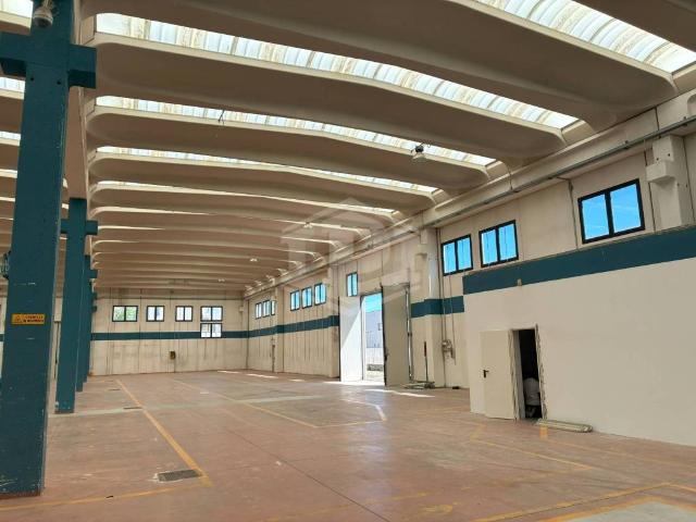 Locale Commerciale in affitto a Bellusco, Lombardia