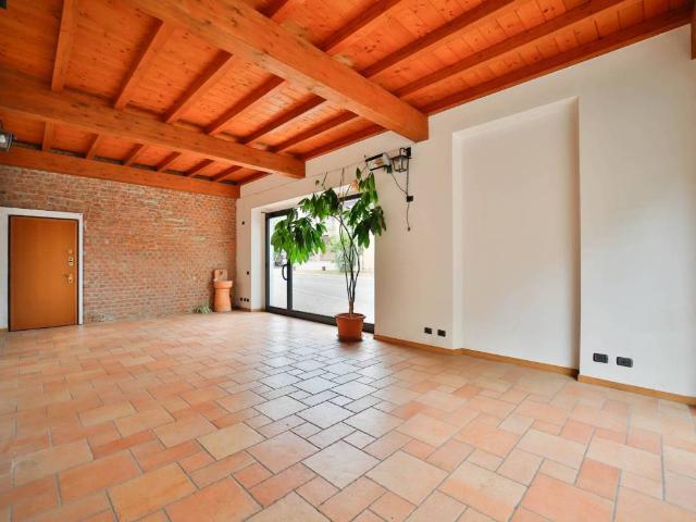 Locale Commerciale in affitto a Ronco Briantino, Lombardia