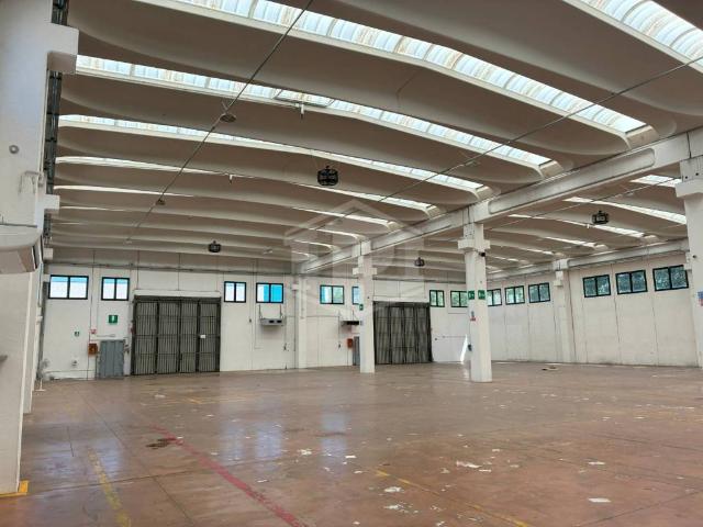 Locale Commerciale in affitto a Bellusco, Lombardia