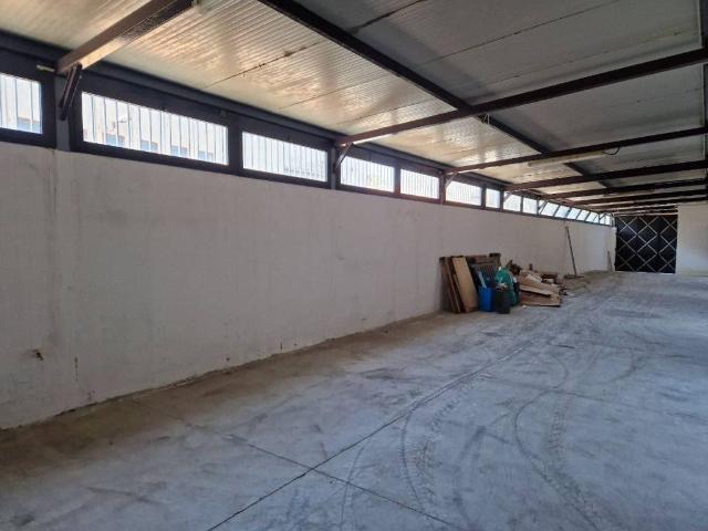 Locale Commerciale in affitto a Belpasso, Sicilia