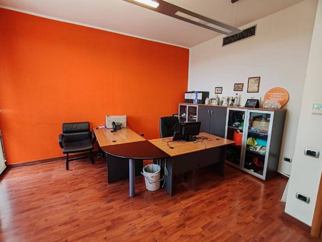 Locale Commerciale in affitto a Palazzolo, Belpasso