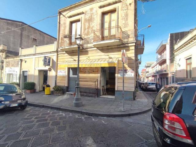 Locale Commerciale in affitto a Belpasso, Sicilia