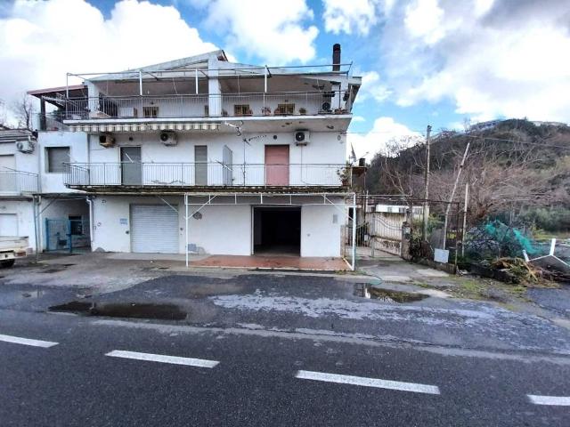 Locale Commerciale in affitto a Calabria, Cosenza
