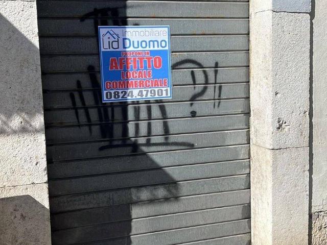 Locale Commerciale in affitto a Benevento, Campania