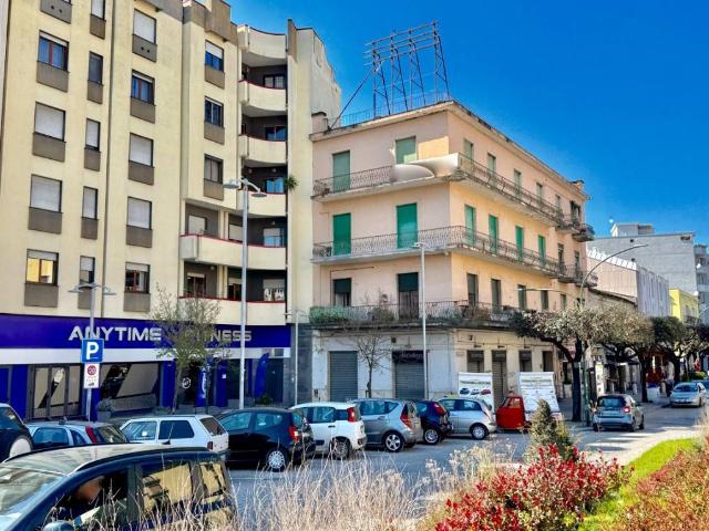 Locale Commerciale in affitto a Benevento, Campania