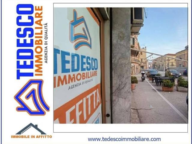 Locale Commerciale in affitto a Porta Rufina, Benevento