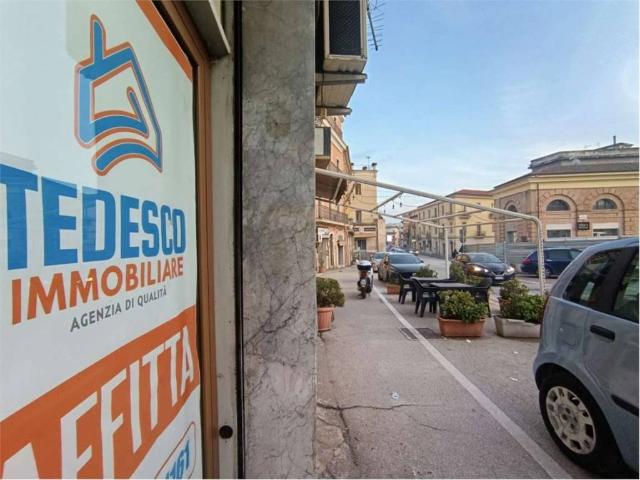 Locale Commerciale in affitto a Porta Rufina, Benevento