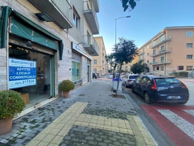 Locale Commerciale in affitto a Mellusi-Atlantici, Benevento