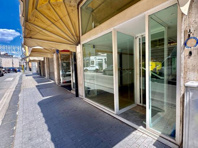 Locale Commerciale in affitto a Benevento, Campania