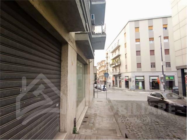 Locale Commerciale in affitto a Benevento, Campania