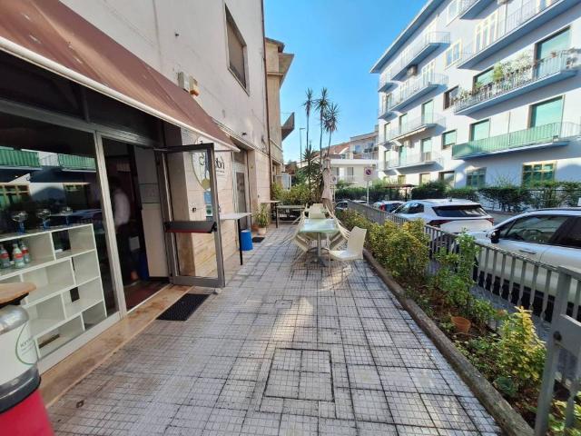 Locale Commerciale in affitto a Mellusi-Atlantici, Benevento
