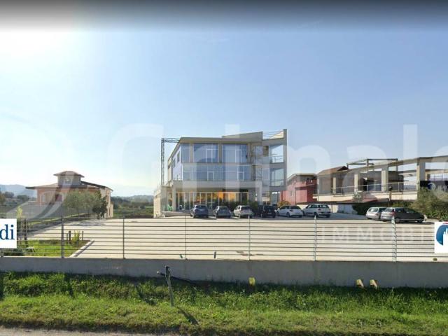 Locale Commerciale in affitto a Benevento, Campania