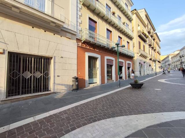 Locale Commerciale in affitto a Benevento, Campania