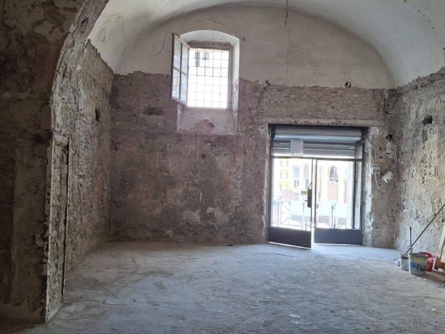 Locale Commerciale in affitto a Benevento, Campania