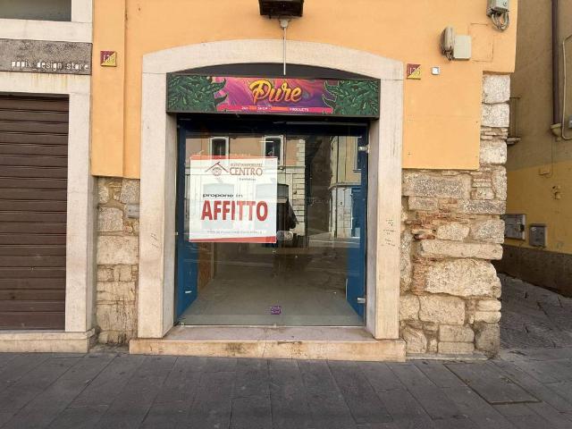 Locale Commerciale in affitto a Benevento, Campania