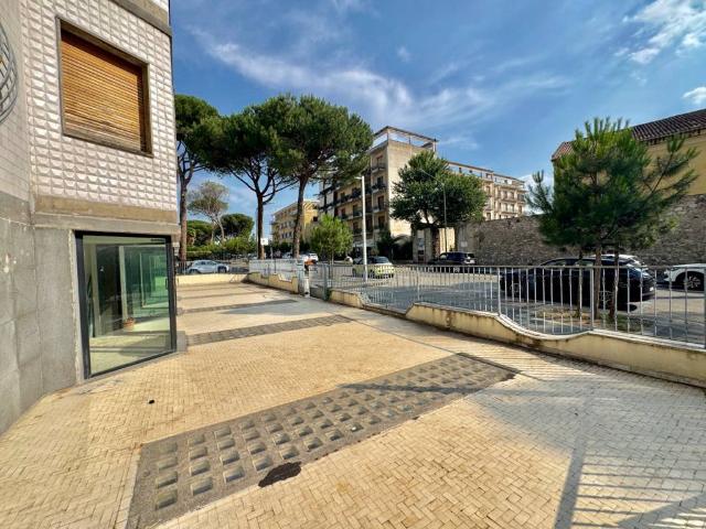 Locale Commerciale in affitto a Mellusi-Atlantici, Benevento