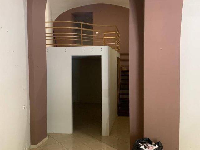 Locale Commerciale in affitto a Benevento, Campania