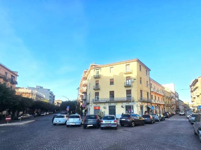 Locale Commerciale in affitto a Benevento, Campania
