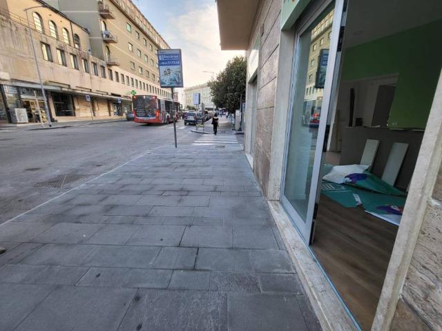 Locale Commerciale in affitto a Ponticelli, Benevento