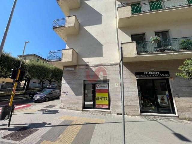 Locale Commerciale in affitto a Mellusi-Atlantici, Benevento