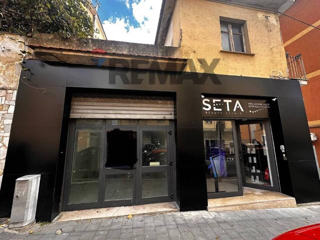 Locale Commerciale in affitto a Benevento, Campania