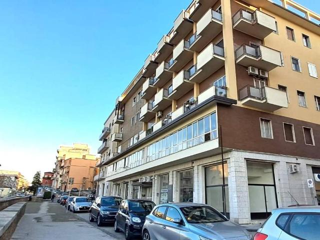 Locale Commerciale in affitto a Benevento, Campania