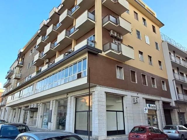 Locale Commerciale in affitto a Benevento, Campania