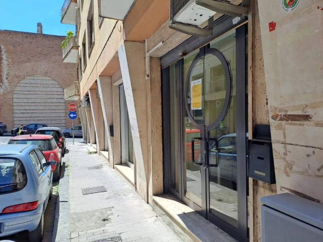 Locale Commerciale in affitto a Benevento, Campania