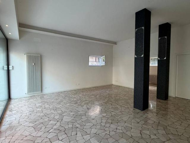 Locale Commerciale in affitto a Finazzi, Bergamo