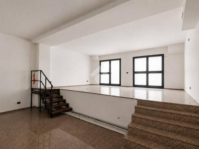 Locale Commerciale in affitto a Loreto, Bergamo