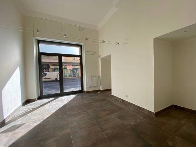 Locale Commerciale in affitto a Borgo Palazzo, Bergamo