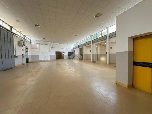 Locale Commerciale in affitto a Villaggio degli Sposi, Bergamo