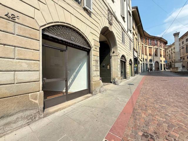 Locale Commerciale in affitto a Città Alta, Bergamo