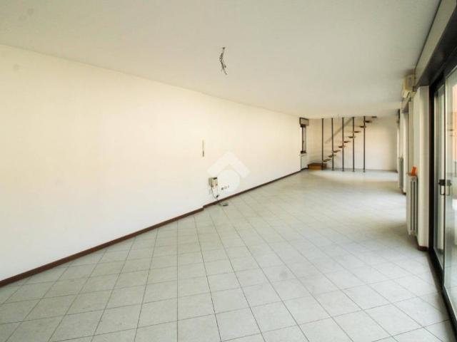 Locale Commerciale in affitto a Città Alta, Bergamo