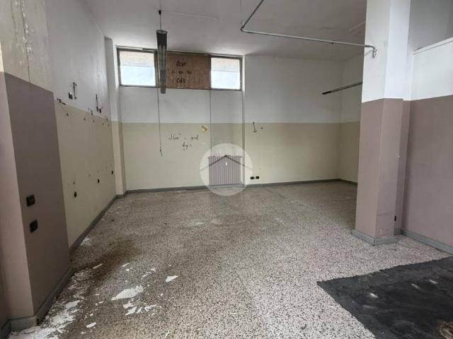 Locale Commerciale in affitto a Campagnola, Bergamo