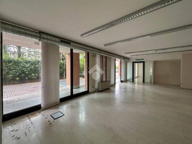Locale Commerciale in affitto a Villanova, Bernareggio