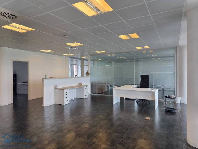 Locale Commerciale in affitto a Villanova, Bernareggio