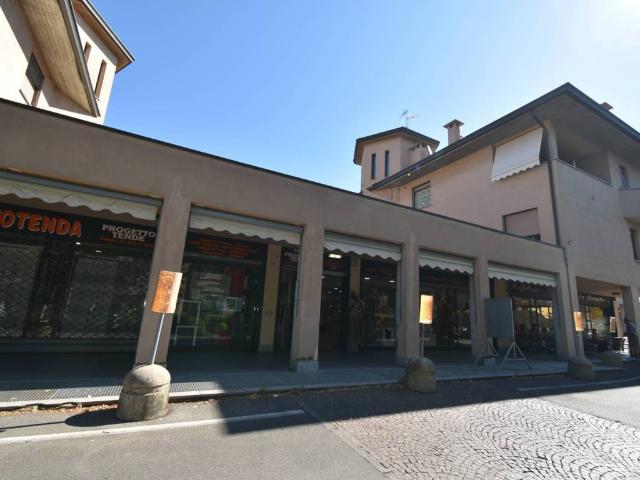 Locale Commerciale in affitto a Villanova, Bernareggio