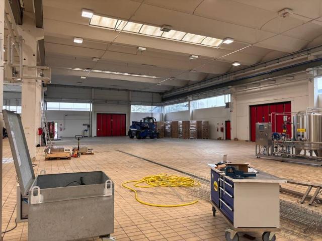 Locale Commerciale in affitto a Villanova, Bernareggio