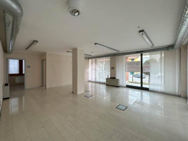 Locale Commerciale in affitto a Villanova, Bernareggio