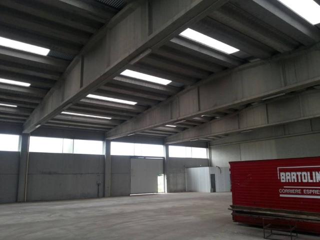 Locale Commerciale in affitto a Bernate Ticino, Lombardia