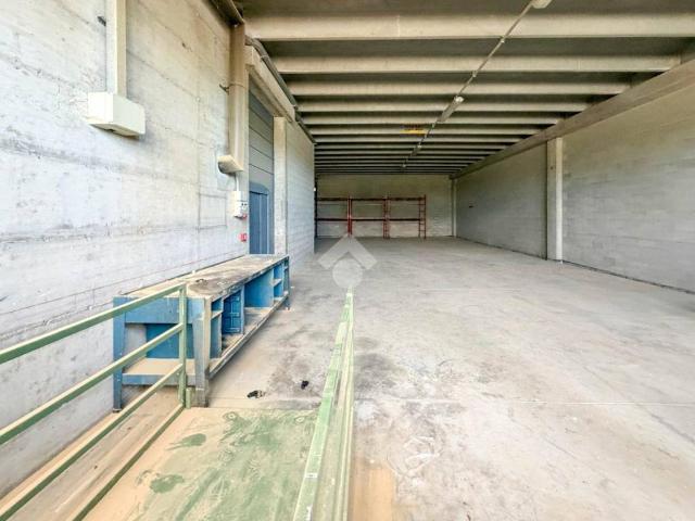 Locale Commerciale in affitto a Besana In Brianza, Lombardia