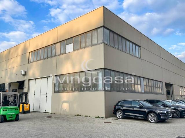 Locale Commerciale in affitto a Besana In Brianza, Lombardia