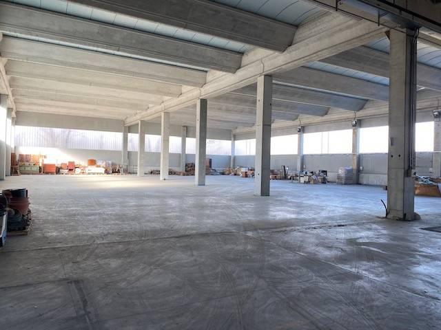 Locale Commerciale in affitto a Brugora, Besana In Brianza