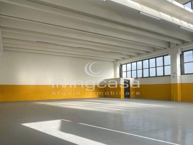 Locale Commerciale in affitto a Besana In Brianza, Lombardia