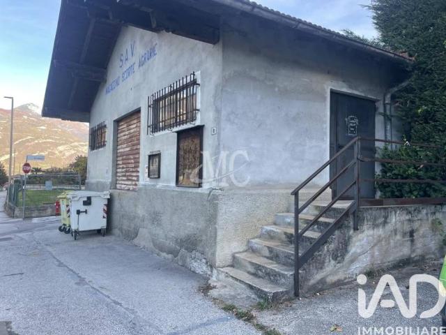 Locale Commerciale in affitto a Comunità della Vallagarina, Besenello
