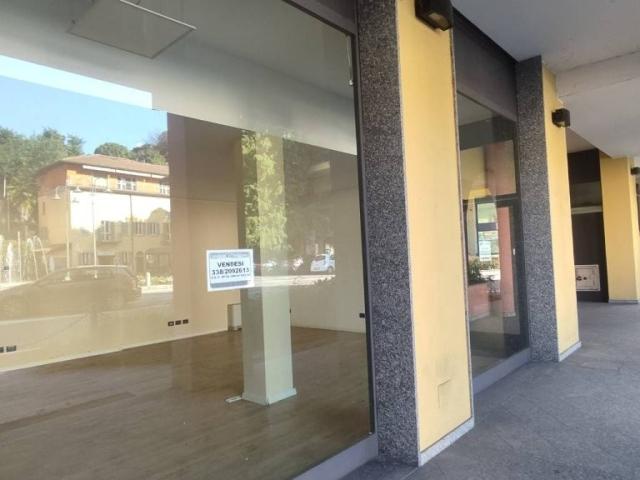 Locale Commerciale in affitto a Bogno, Besozzo