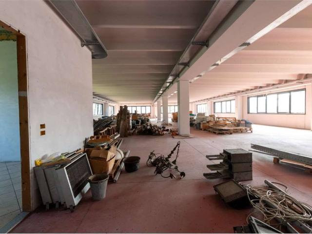 Locale Commerciale in affitto a Bogno, Besozzo